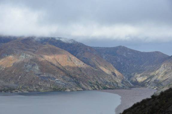 Por essas encostas, uma onda de 150 metros avançou, destruindo todas as árvores que aí existiam (estado de Washington, oeste dos Estados Unidos)